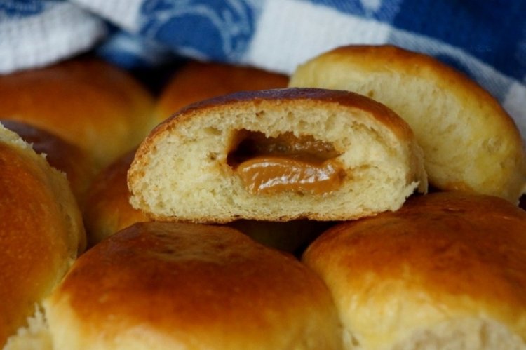 Сдобные булочки со сгущенкой