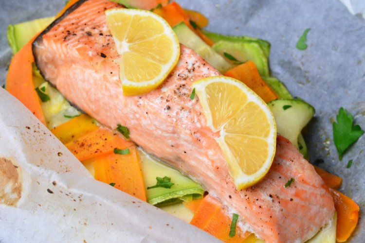 Стейки горбуши с цукини в духовке