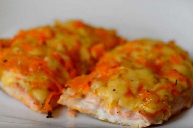 Стейки горбуши под сыром в духовке