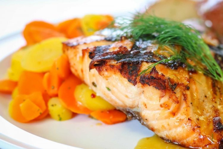 Стейки горбуши с овощами в духовке