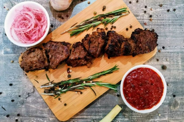 Шашлык из говядины в маринаде с аджикой и луком
