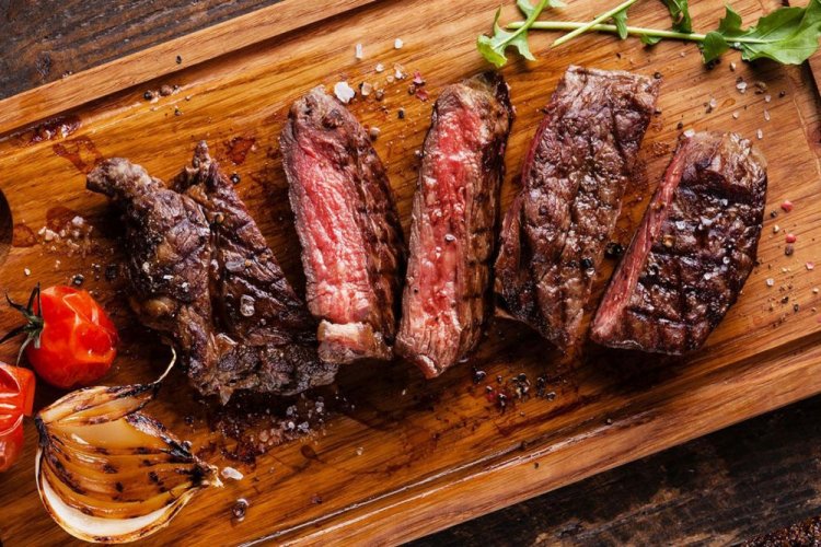Сочный стейк из говядины на мангале