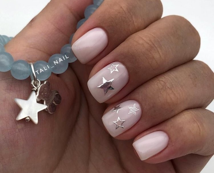 Металлические детали на ногтях