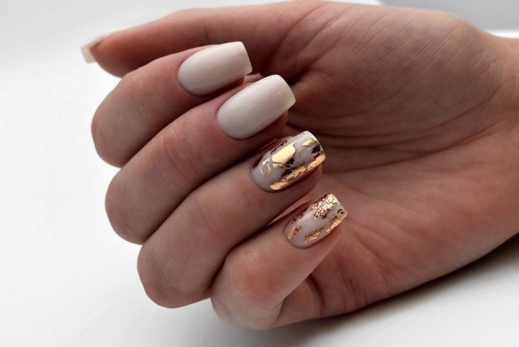 Маникюр с фольгой