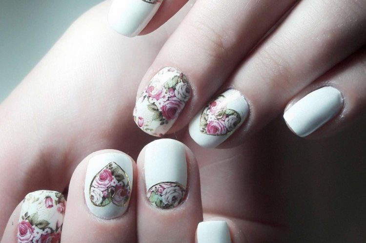 Весенний маникюр в стиле декупаж