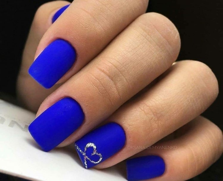 Королевский синий маникюр
