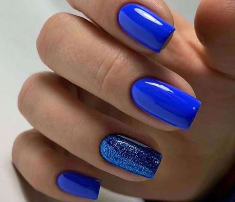 Королевский синий маникюр