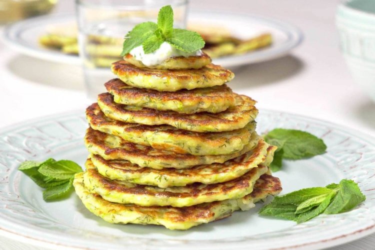 Оладьи из молодых кабачков с зеленью