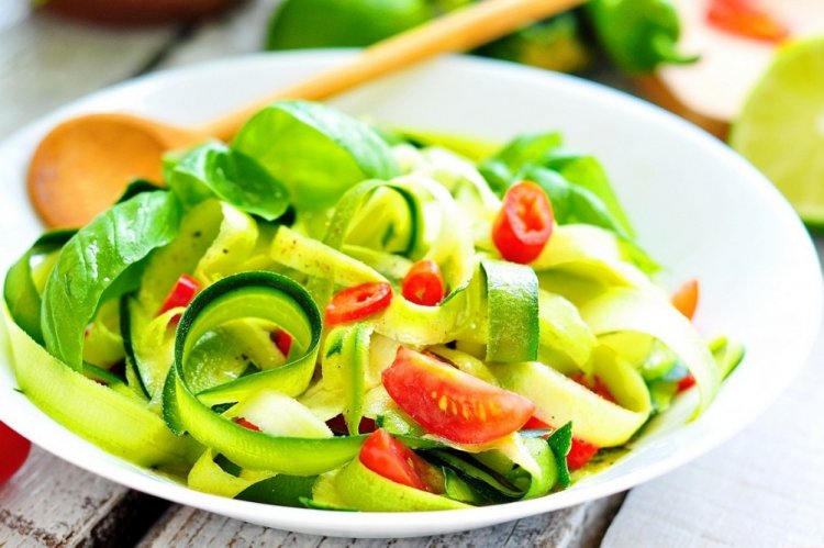 Салат из свежих молодых кабачков