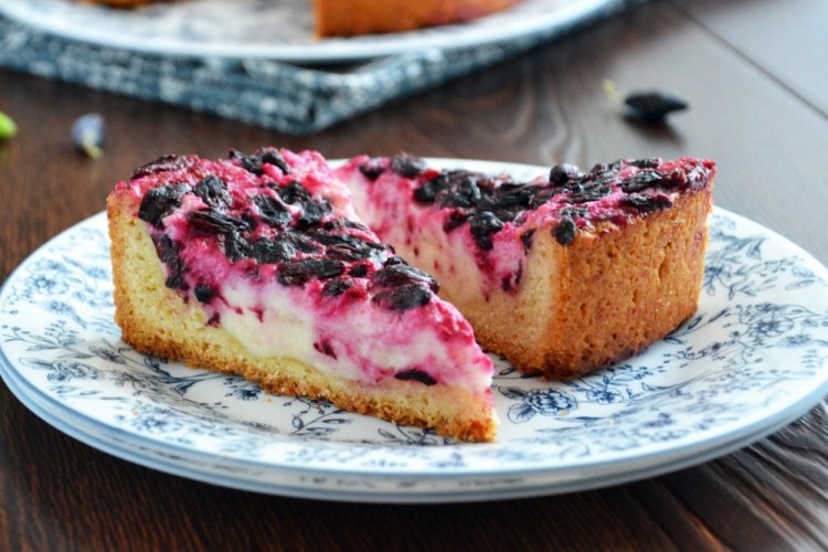 Пирог с жимолостью