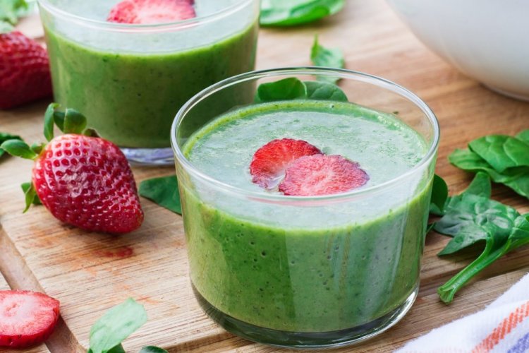 Смузи с клубникой и шпинатом