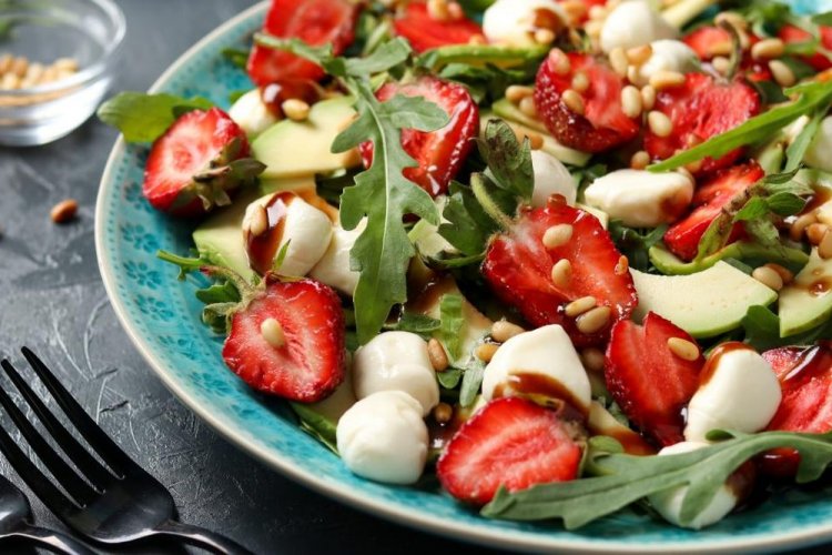 Салат с клубникой и авокадо