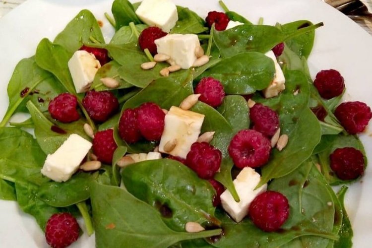 Салат со шпинатом, малиной и фетой