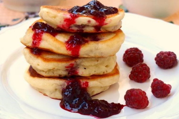 Оладьи на кефире с малиной