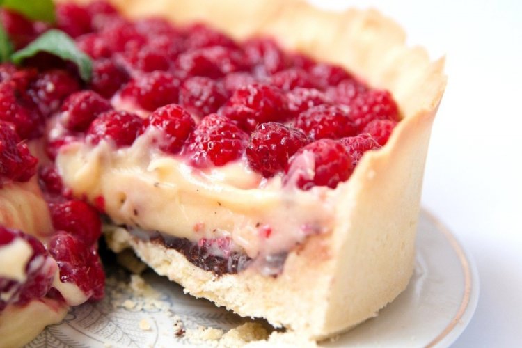 Тарт с малиной и заварным кремом