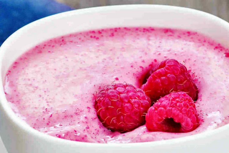 Взбитая манная каша с малиной