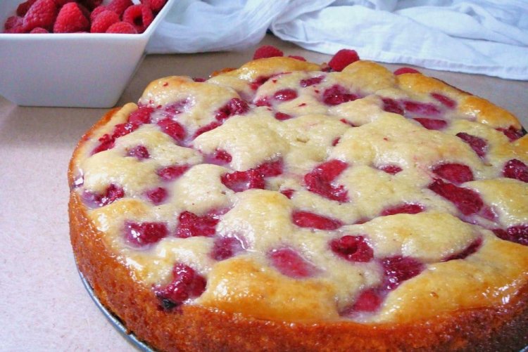 Йогуртовый пирог с малиной