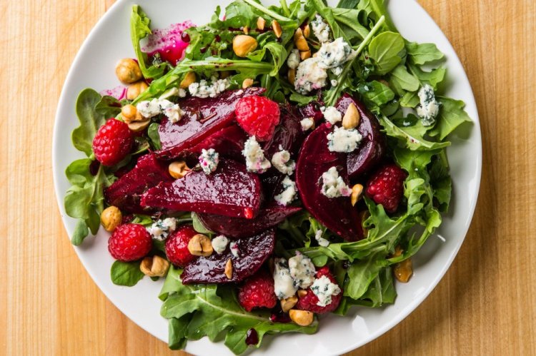 Салат с малиной и свеклой