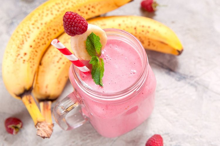 Смузи с бананом и малиной