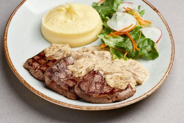 Медальоны из свинины в сметанном соусе