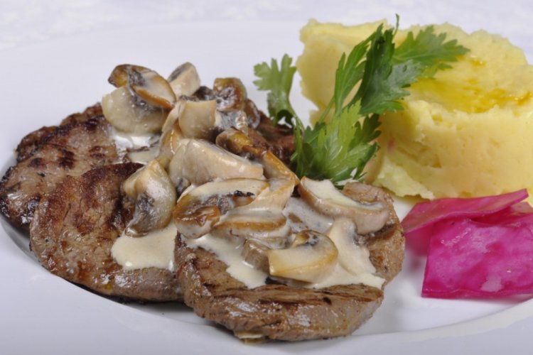 Медальоны из свинины с шампиньонами