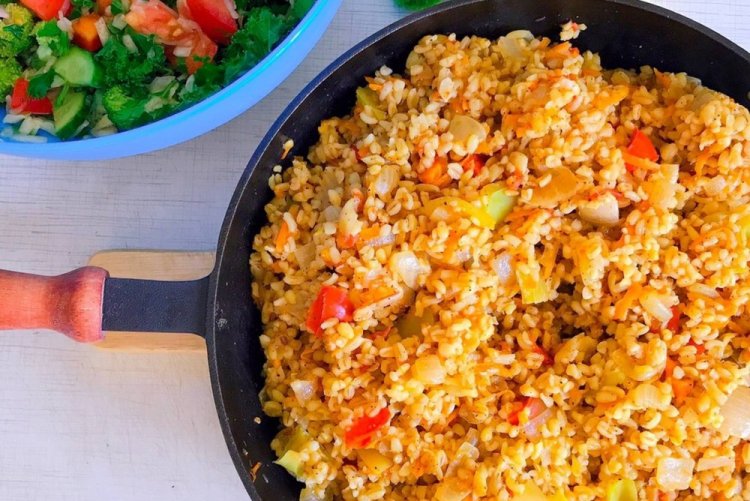 Булгур с овощами на сковороде