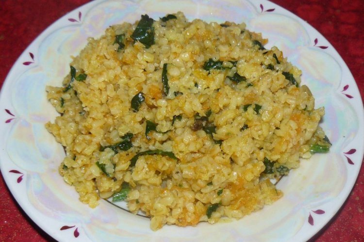 Булгур со шпинатом на сковороде