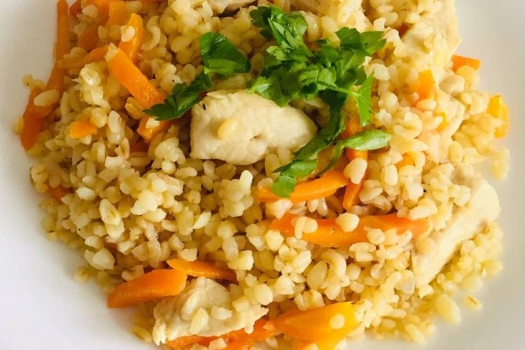 Булгур с индейкой в сметане на сковороде