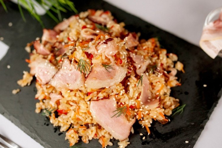 Булгур с беконом на сковороде