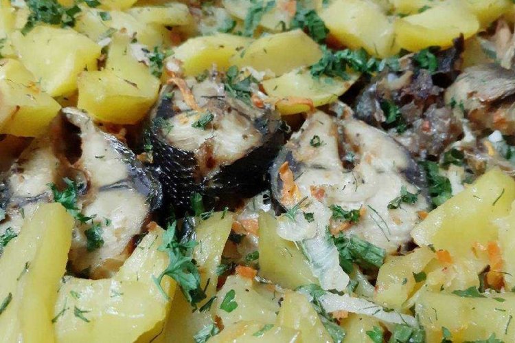 Минтай с картошкой в сметане