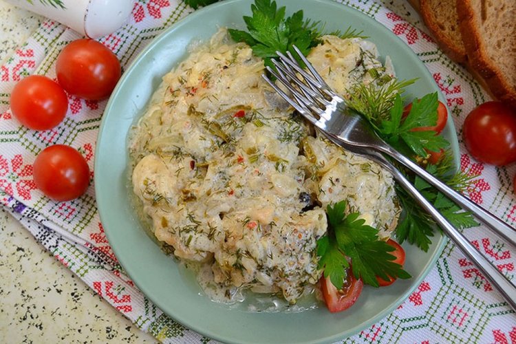 Минтай в сметане с маринованными огурцами