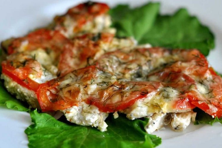 Минтай с помидорами в сметане под сыром