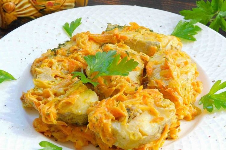 Запеченный минтай в сметане с овощами