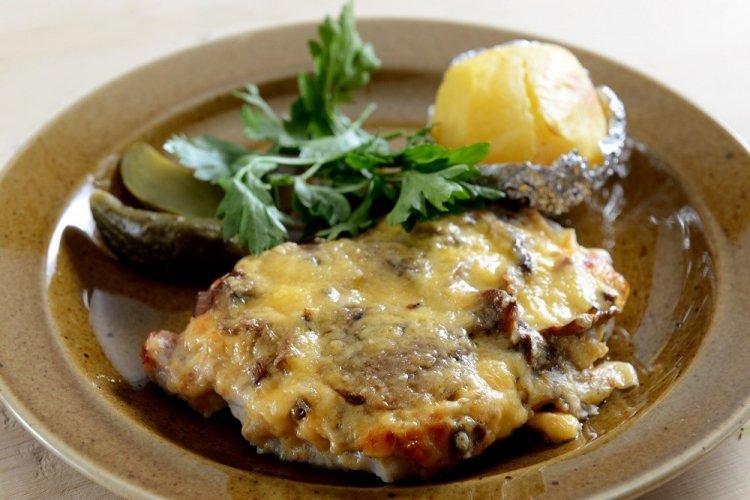 Свинина с грибами под сыром в духовке