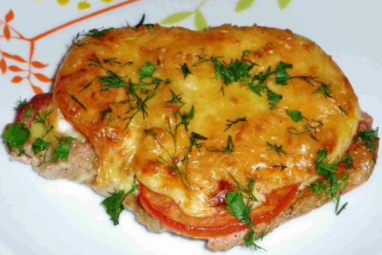 Отбивные из свинины с грибами и помидорами в духовке