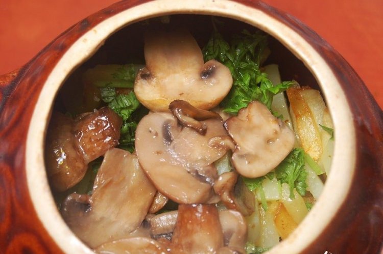 Свинина с грибами и картофелем в горшочках