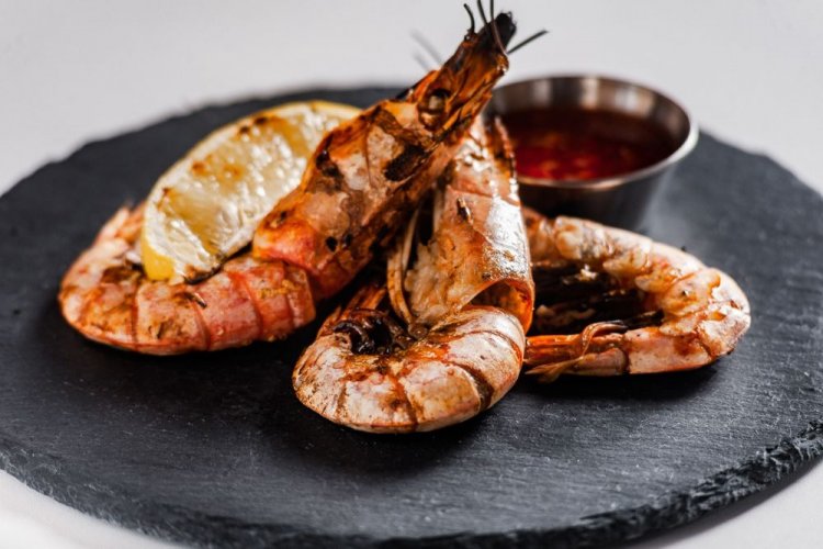 Лангустины-гриль, маринованные в кетчупе с лимоном