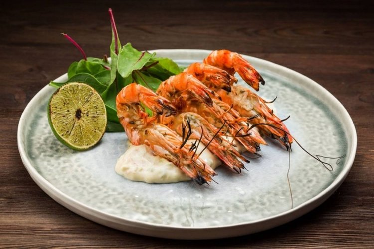 Лангустины на гриле, маринованные с бальзамическим уксусом и чесноком