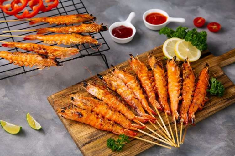 Лангустины-гриль на шпажках в медово-горчичном маринаде