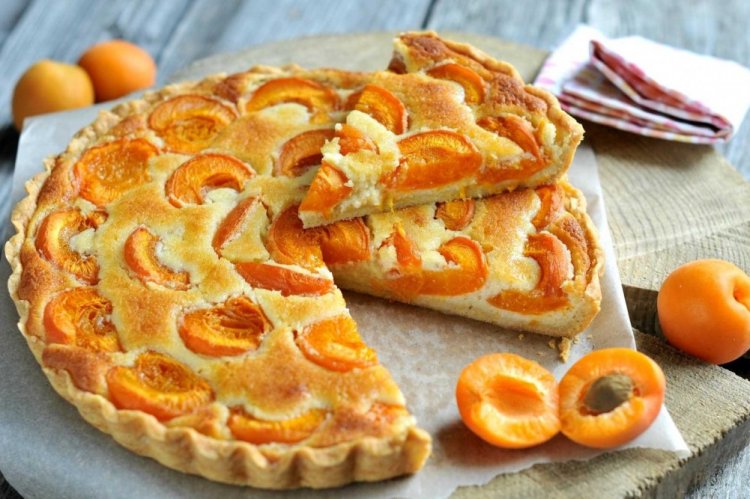 Заливной пирог с абрикосами