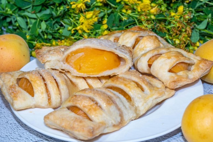 Слойки с творогом и абрикосами