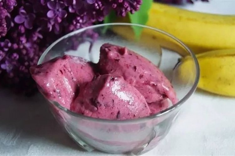 Мороженое из банана и вишни