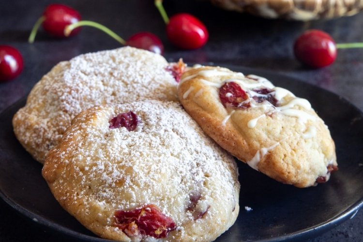 Ванильное печенье с вишней