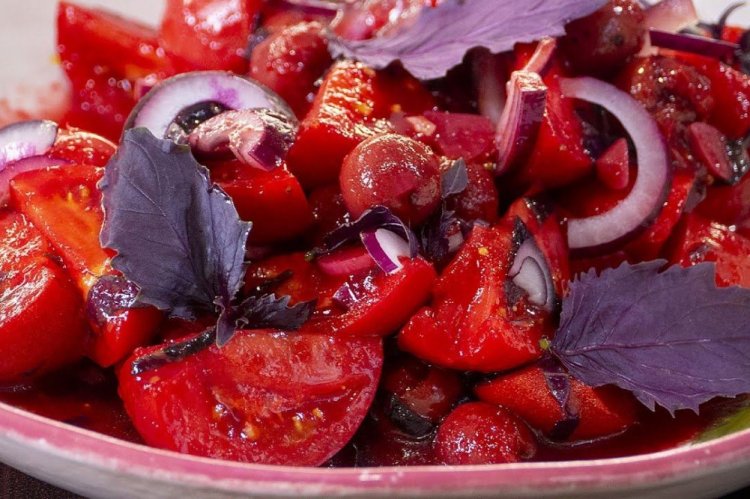 Овощной салат с вишней