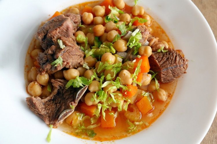 Тушеная баранина с нутом