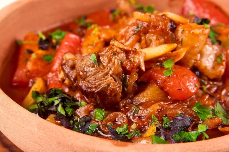 Тушеная баранина с консервированными помидорами