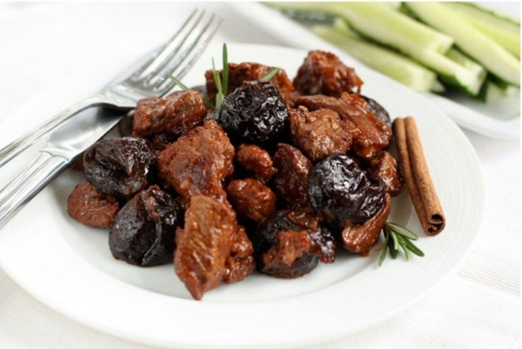 Баранина, тушенная с черносливом