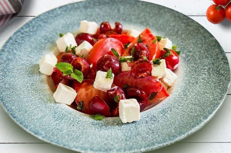 Салат с черешней и помидорами