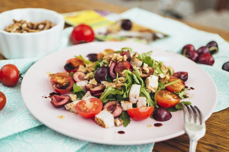 Салат с курицей и черешней