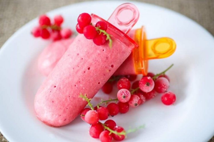 Мороженое из красной смородины и йогурта